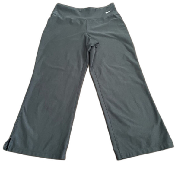 Nike active Capri workout Pants Solid Black Size XS - Picture 1 of 4